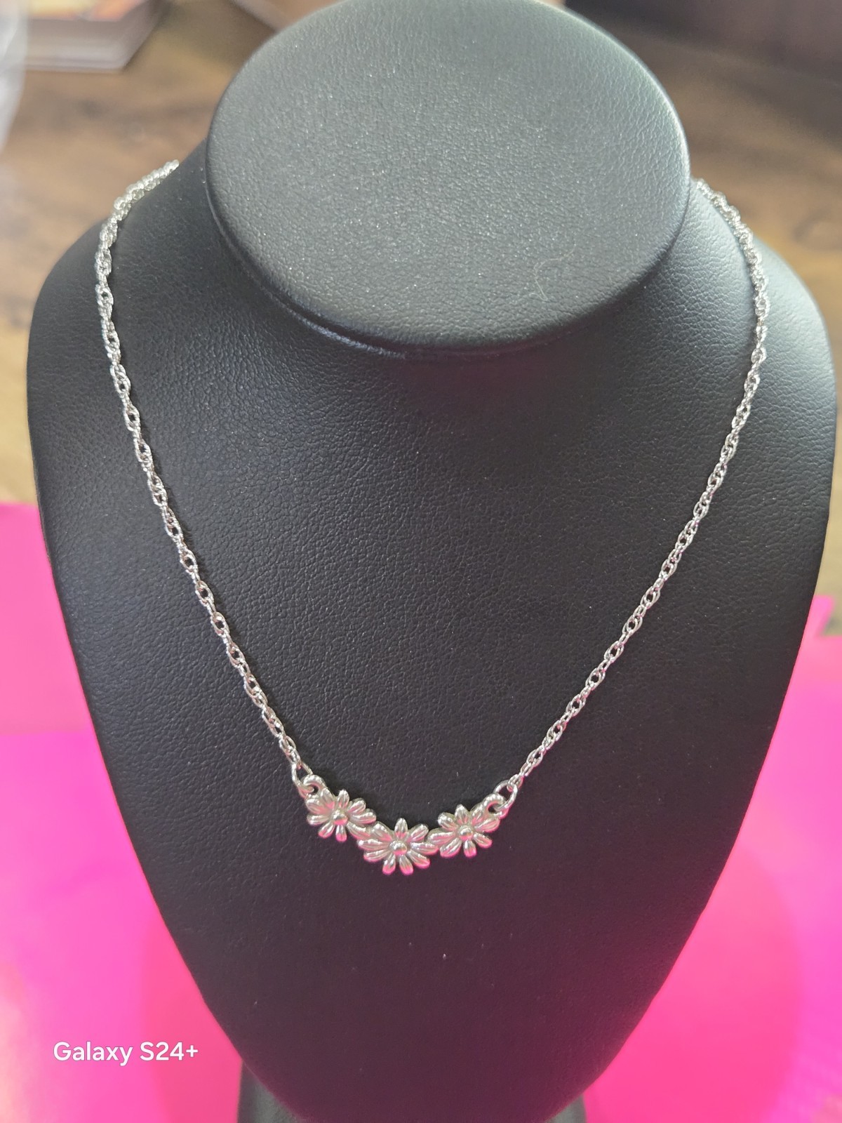 James Avery Retired Mini Daisy Pendant Necklace. Sterling Silver 18″ Chain