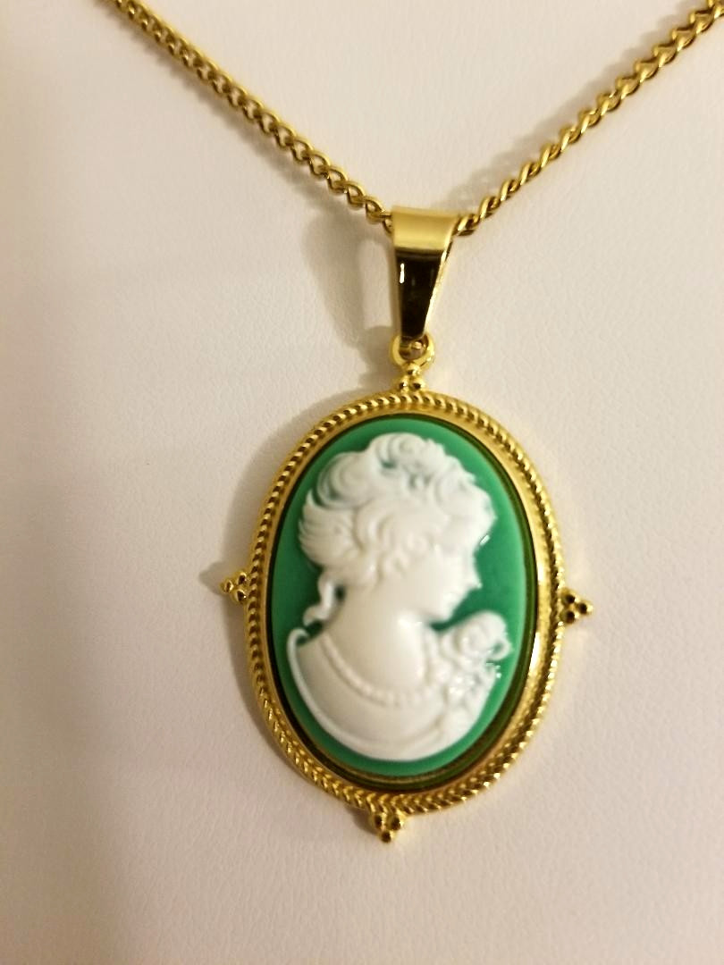 Cameo Pendants On 18K Gold-Plated Stainless-Steel Venetian Chain – Seven Colors