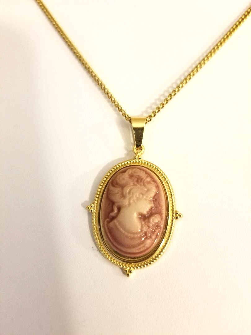 Cameo Pendants On 18K Gold-Plated Stainless-Steel Venetian Chain – Seven Colors