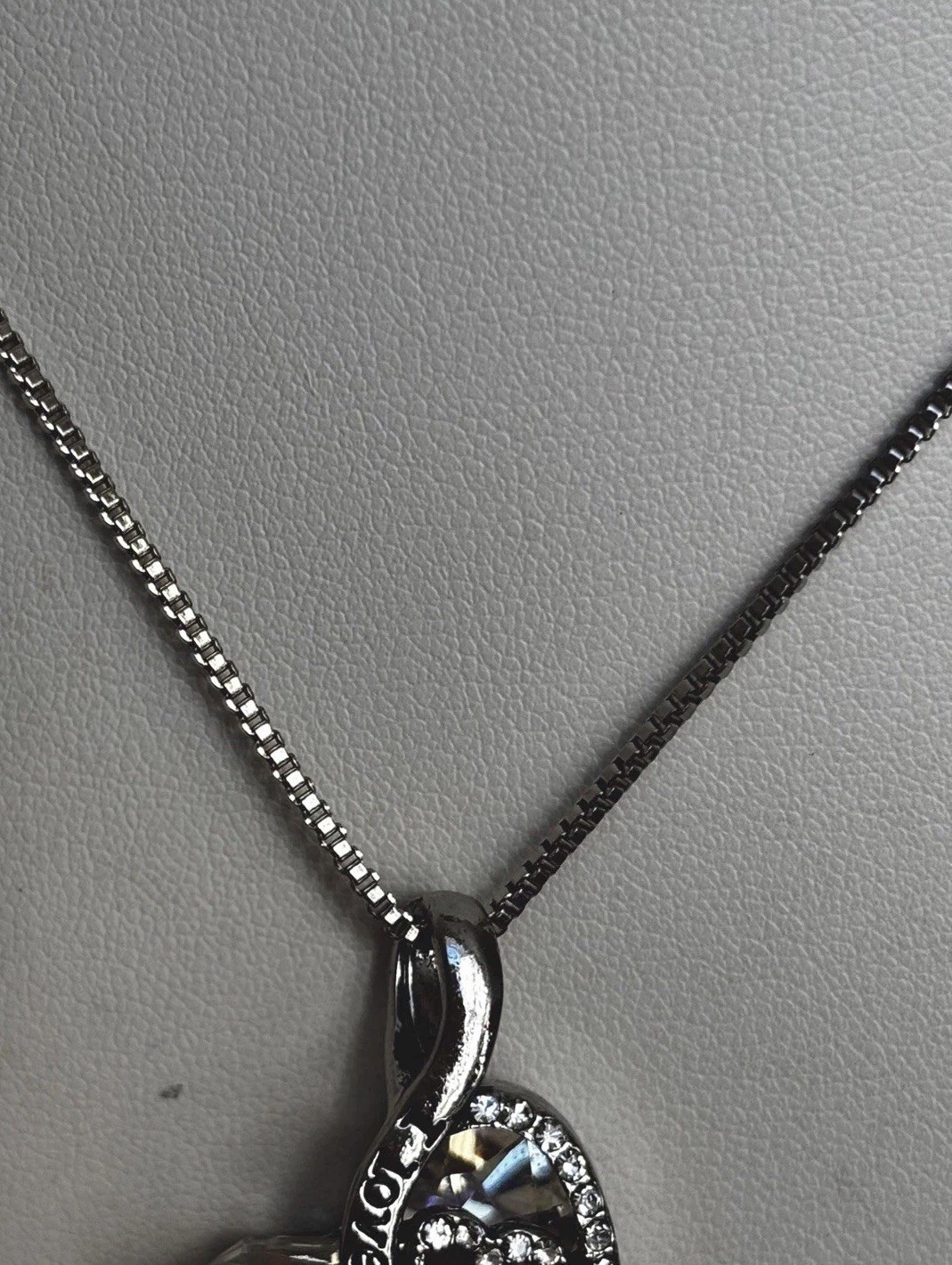 “Mom I Love You” Heart Pendant Necklace/ Silver Tone/ Very Good Condition