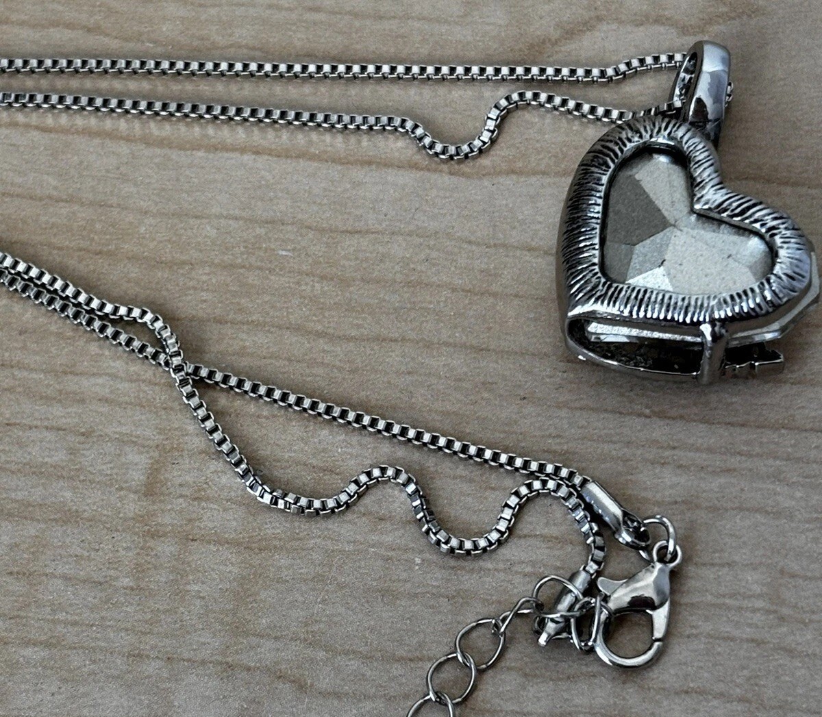 “Mom I Love You” Heart Pendant Necklace/ Silver Tone/ Very Good Condition