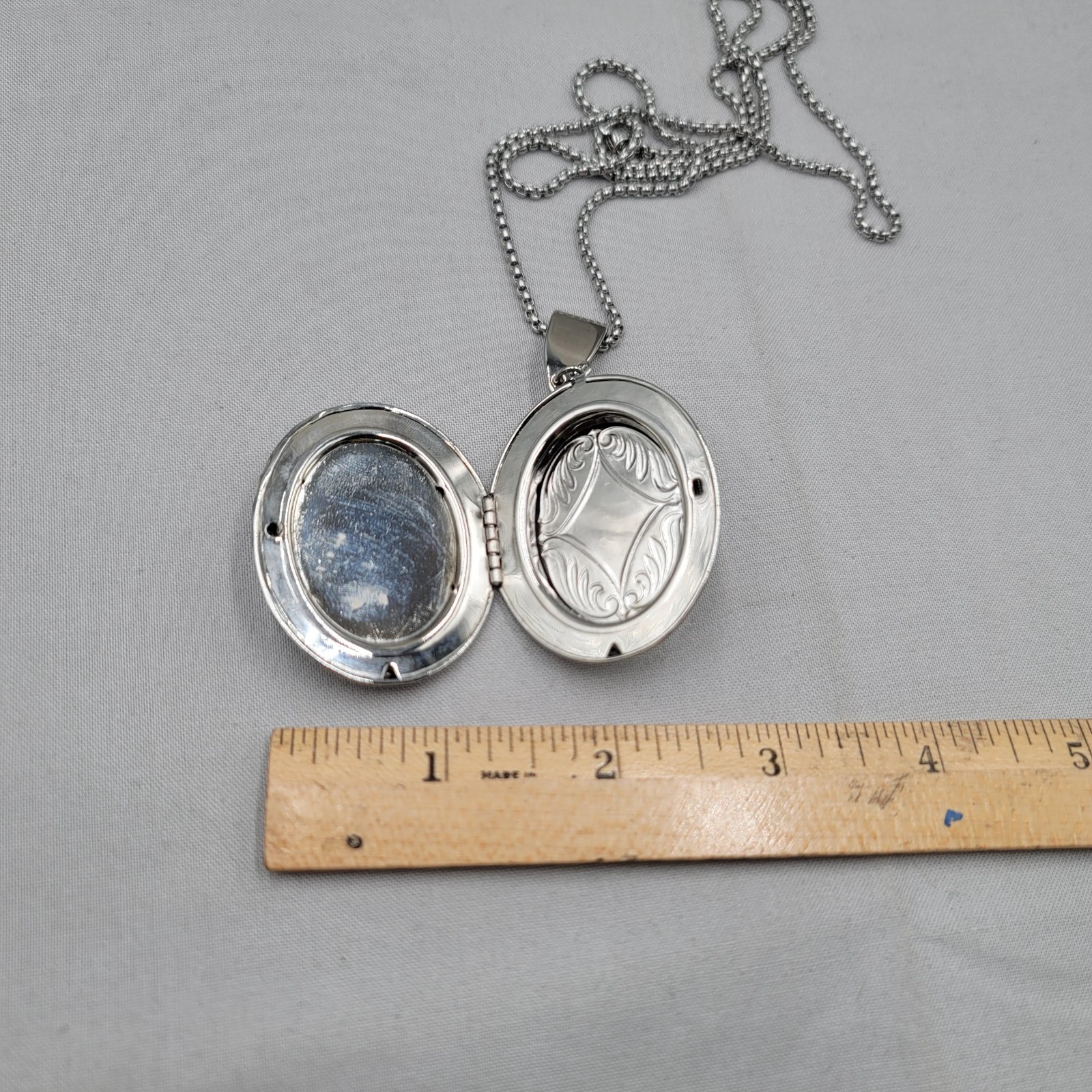 Oval Black Enamel Photo Locket Pendant Necklace Silver tone Rolo Chain 18″